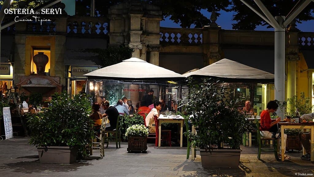 L'Osteria dei Servi dispone di un ampio spazio esterno, ospitato nella caratteristica piazza antistante il locale, che permette di godere di piacevoli serate all'aperto gustando i piatti tipici proposti dalla cucina e la Carne alla Griglia che viene cucinata a vista.