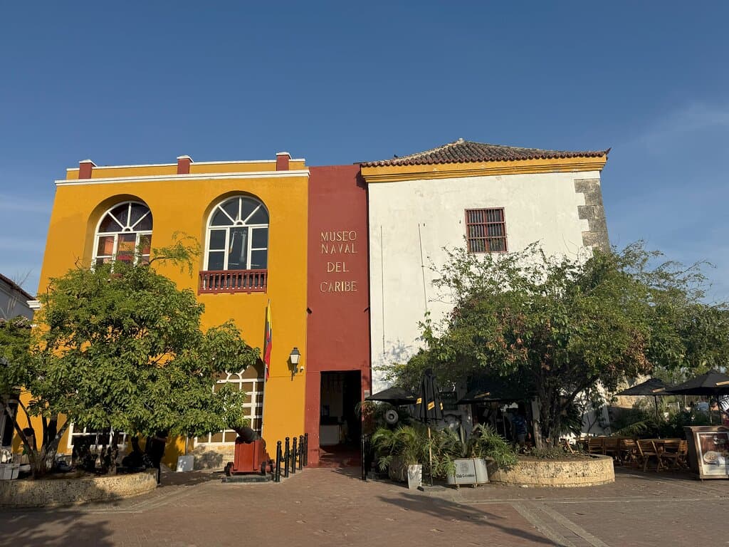Descubre el corazón histórico de Cartagena en el Museo Naval del Caribe. Sumérgete en una travesía fascinante por los mares del tiempo, donde cada sala cuenta una historia de batallas navales, corsarios, héroes y leyendas del Caribe. Ubicado en el centro amurallado, este museo no solo guarda reliquias, maquetas y mapas antiguos, sino que también te ofrece una experiencia interactiva que te hará sentir parte de la historia.