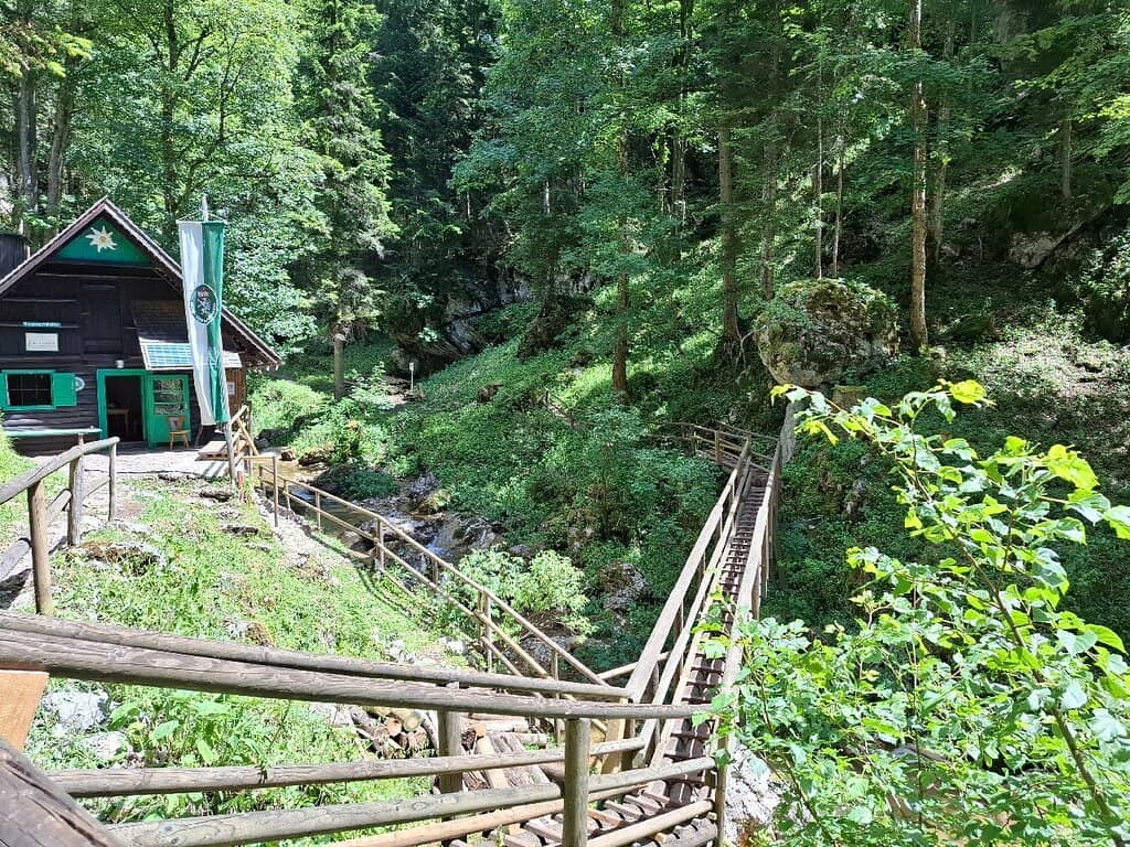 Alpine Huts (Hütten)