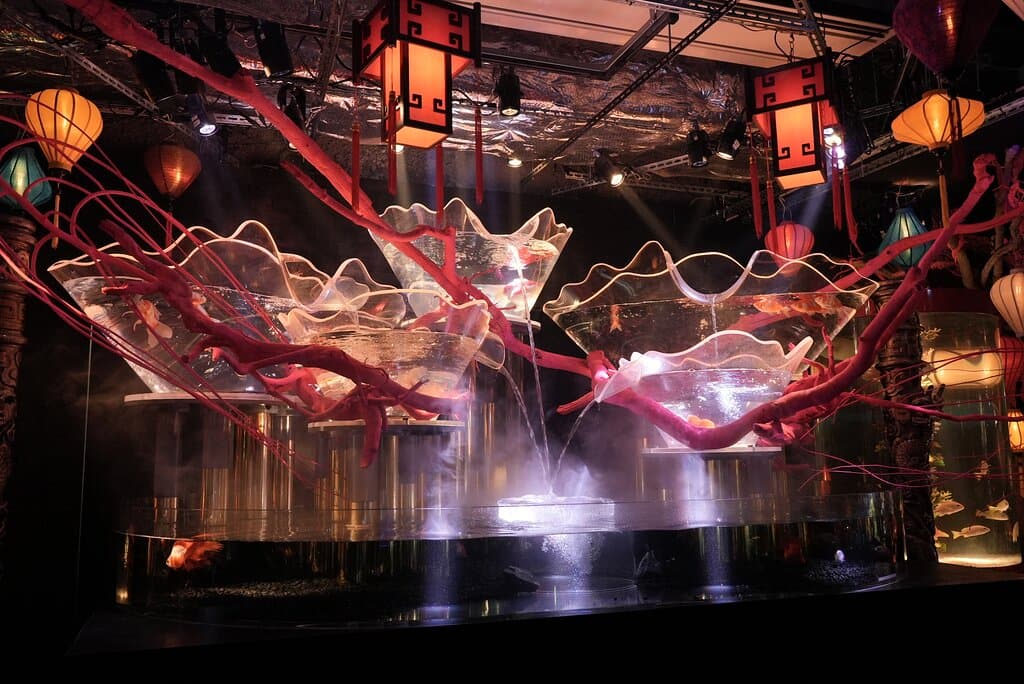 東京お台場の海の中にある竜宮城をイメージした異空間広がるメインエリア。