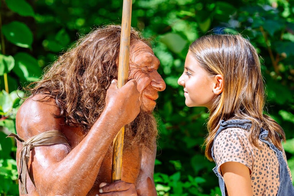 Neanderthaler Mr. N und ein Kind stehen sich gegenüber