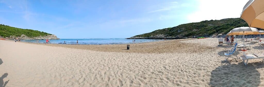 Stabilimento comodo con parcheggio ampissimo e tutti i servizi, lettini sufficientemente distanziati e costo modico.mare trasparente e non tantissima gente.consiglio vivamente.