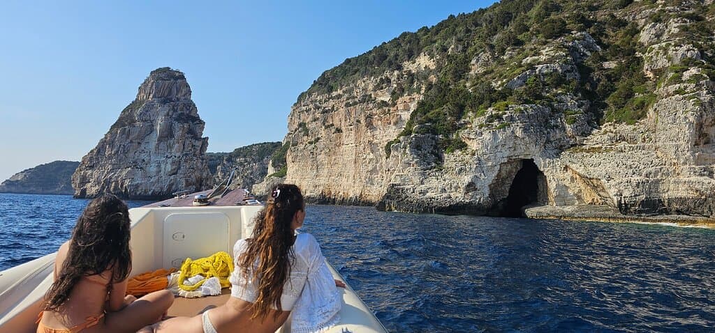 Discover the breathtaking beauty of Paxos and Antipaxos islands in the Ionian Sea. 🏝️ Crystal-clear turquoise waters, hidden sea caves, exotic sandy beaches, and the world-famous Blue Caves make this journey unforgettable. Antipaxos is often called the Caribbean of Greece, while Paxos charms with its picturesque villages and authentic island spirit. Along the way, you may even spot playful dolphins dancing in the waves.