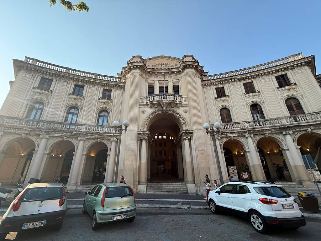 Luxury Boutiques & Cafes