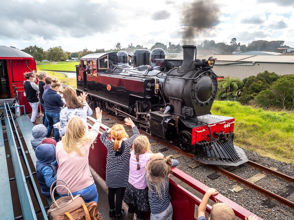 Ww644 runs around the train at Victoria Ave. Station, Waiuku