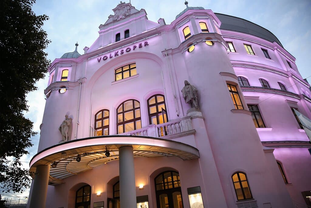 Die Volksoper Wien ist das Haus der Wienerinnen und Wiener und zugleich ein lebendiger Treffpunkt für Gäste aus aller Welt. Hier erwartet Sie Musiktheater in seiner ganzen Vielfalt: Operette, Oper, Musical, Tanz. Sehen Sie Klassiker wie Mozarts „Die Zauberflöte“ oder Verdis „La traviata“ über Musicals wie die „West Side Story“ bis hin zum Ballett „Marie Antoinette“. Ein Besuch verspricht unvergessliche Abende voller Musik, Emotion und Wiener Flair.