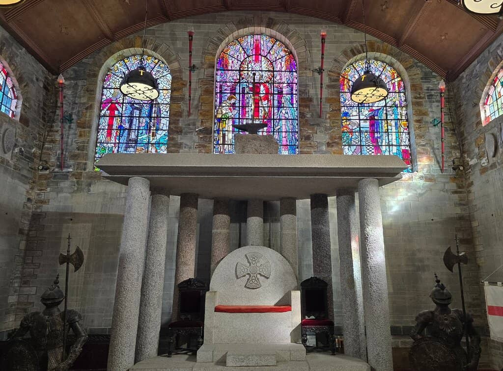 Round Table & Thrones