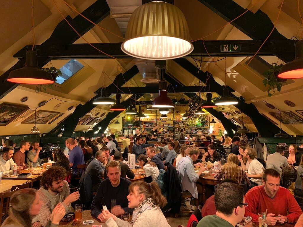 Salle de jeu de notre restaurant à Ixelles. Les clients peuvent manger et boire tout en se faisant servir des jeux de société modernes dont on explique les règles.