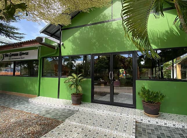 Lakeside Cafes and Vendors