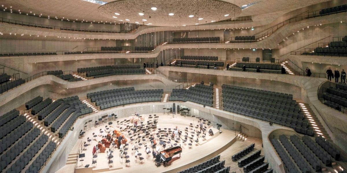 Impressive Sets & Atmosphere