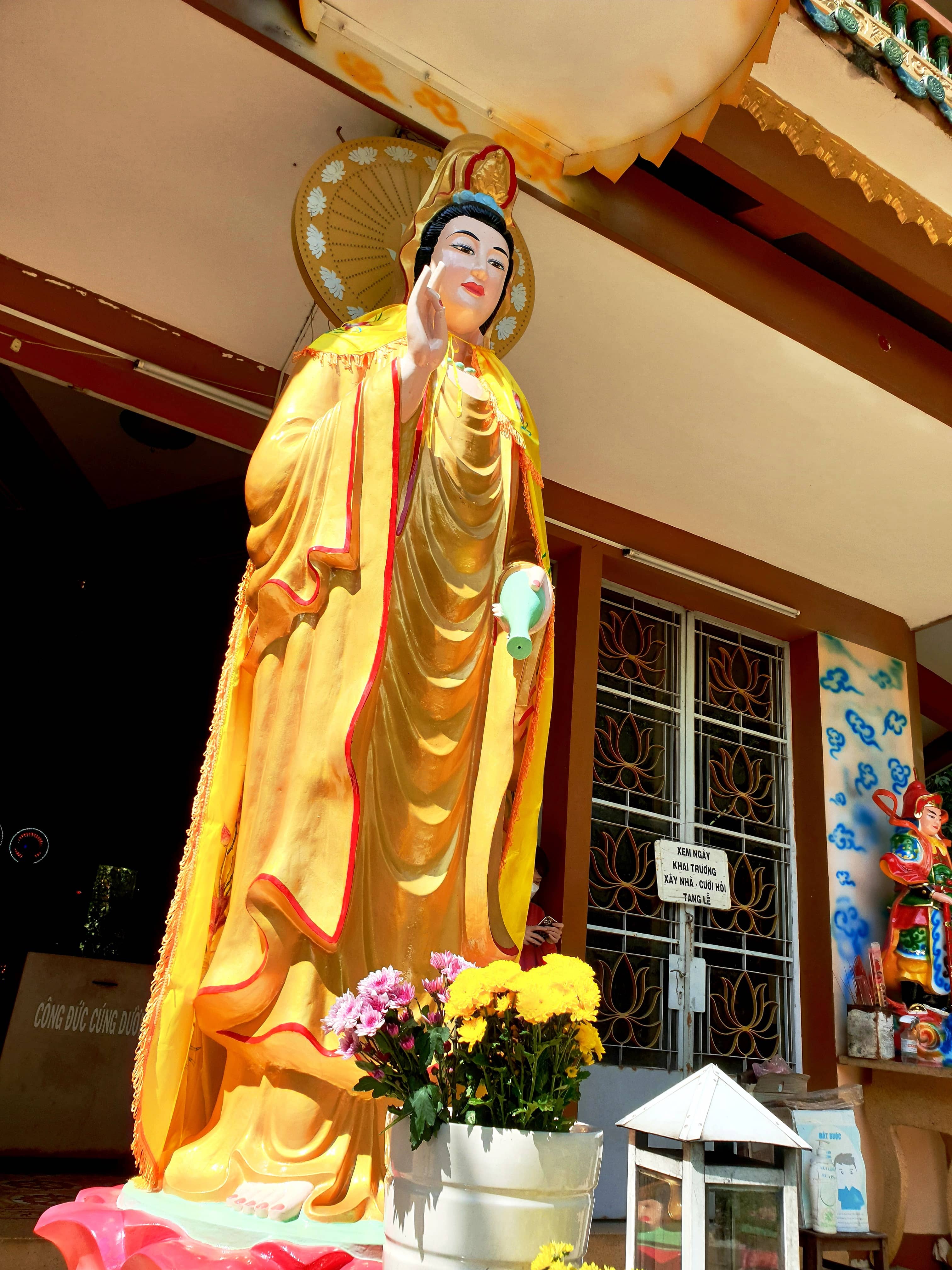 Lady Buddha Statue
