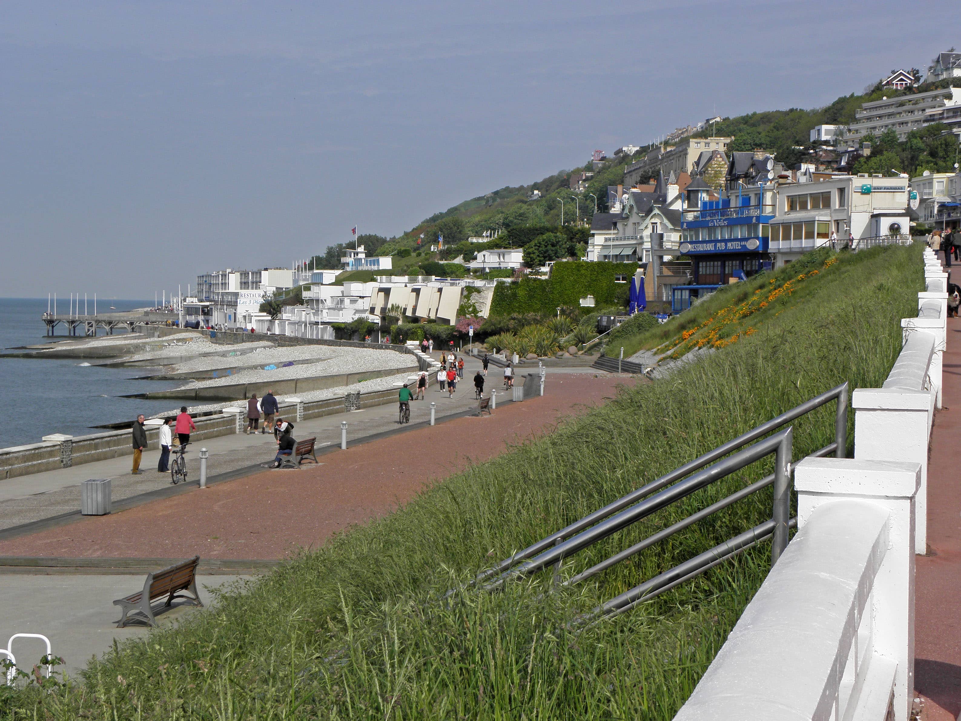 Promenade & Eateries