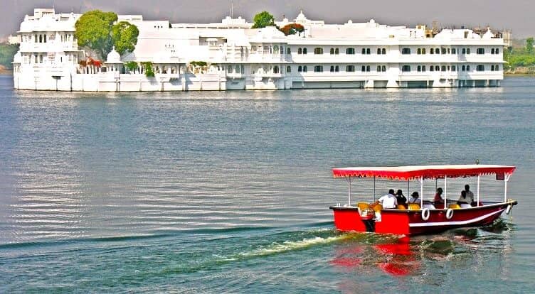 Serene Lake Pichola Boat Ride