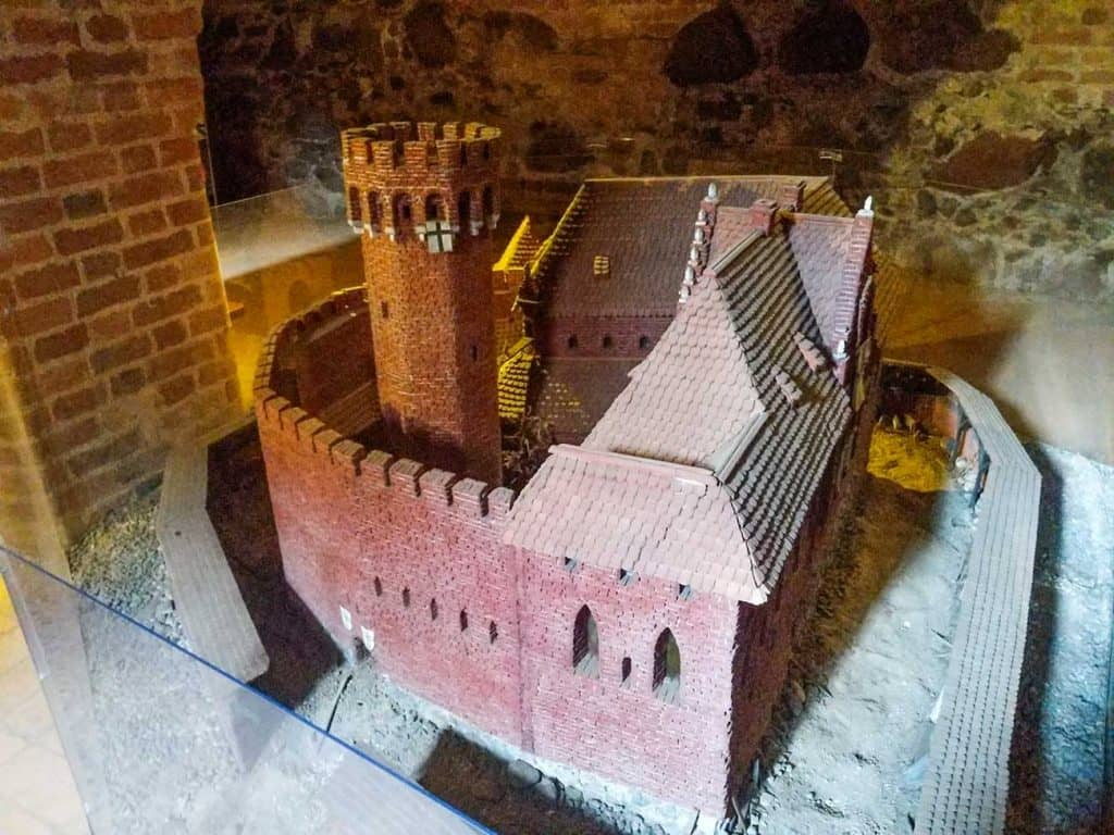 Scale Replica & Dungeon