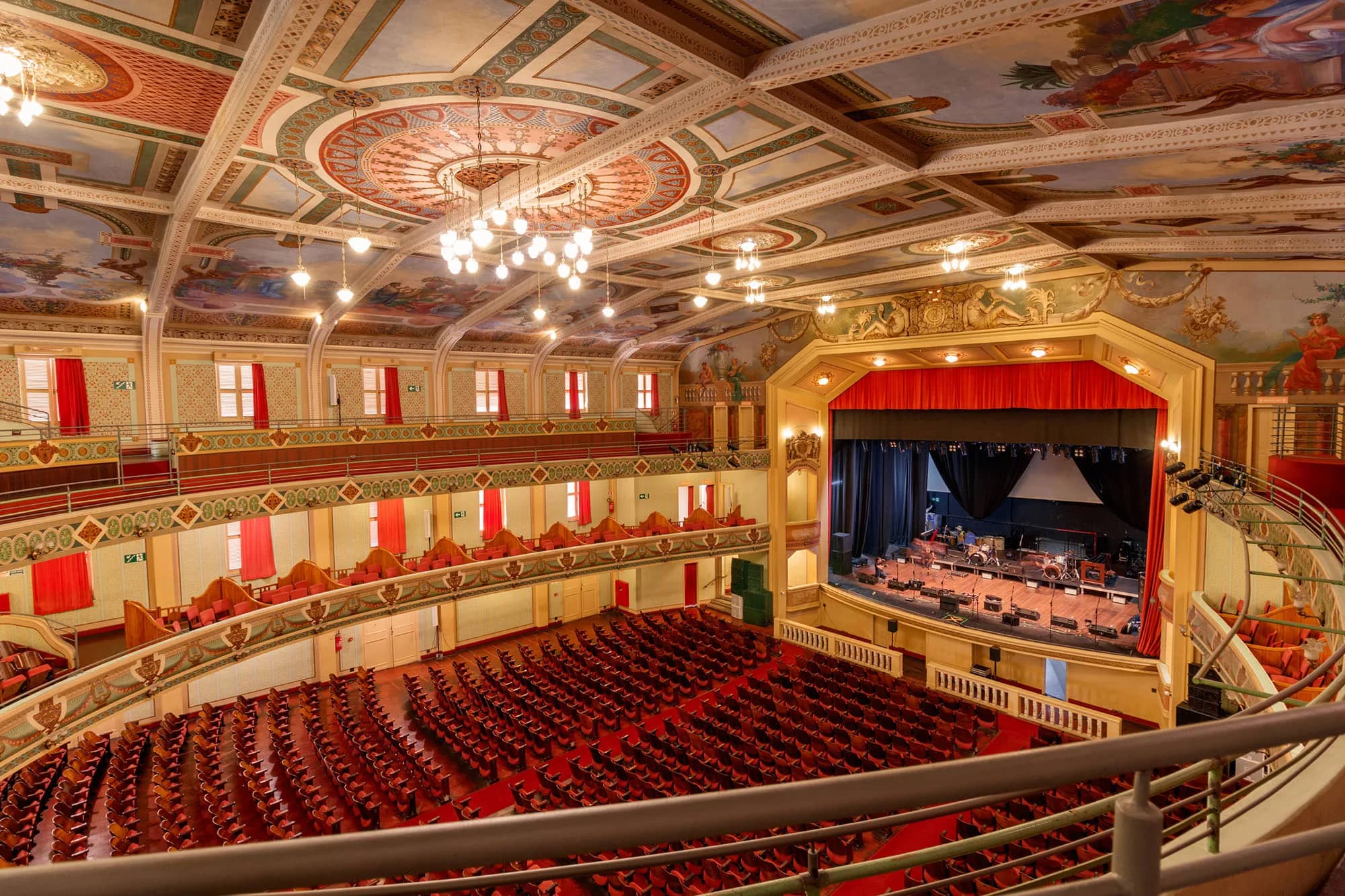 Live Opera Broadcasts