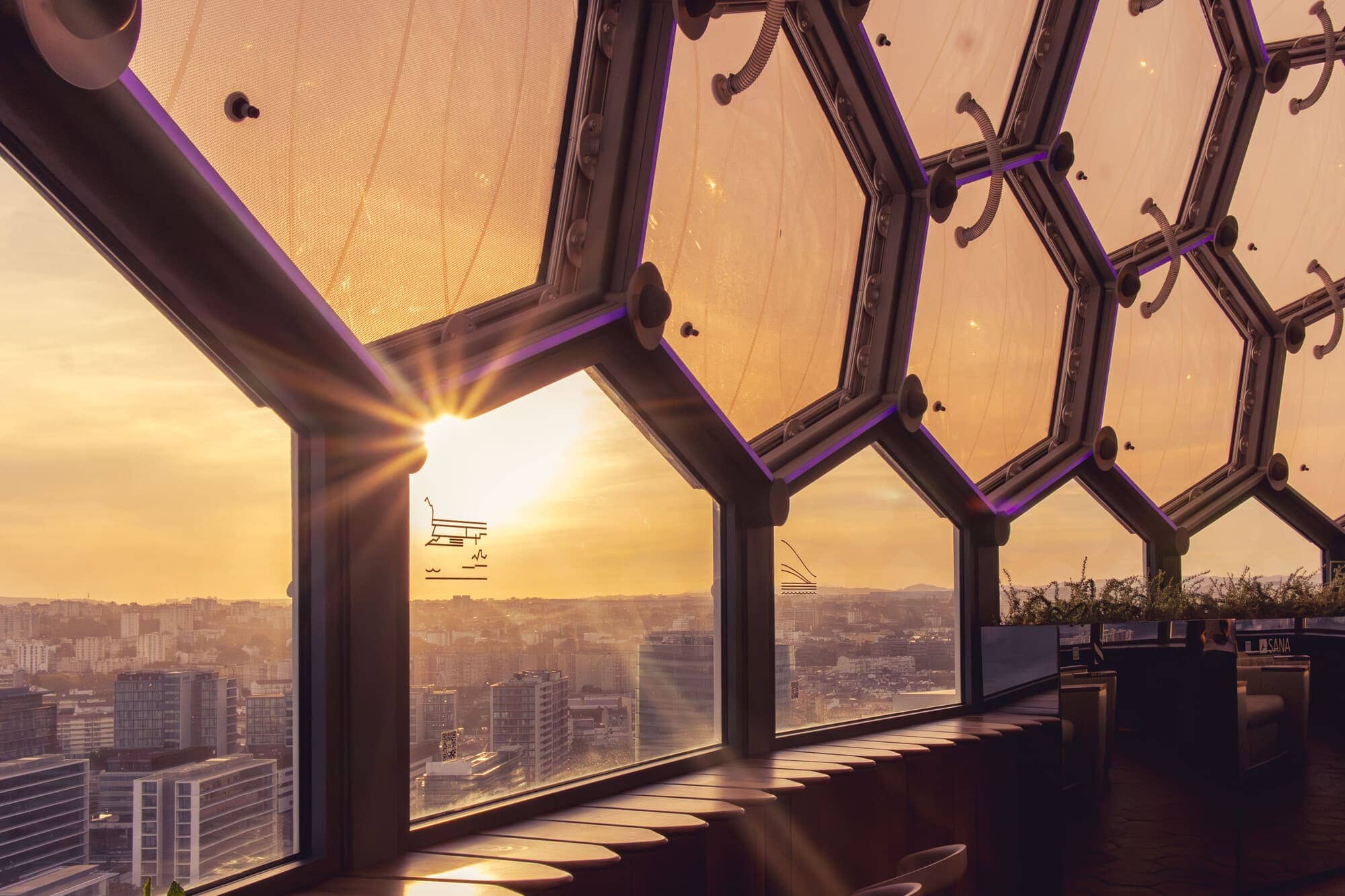 River Lounge Ambiance